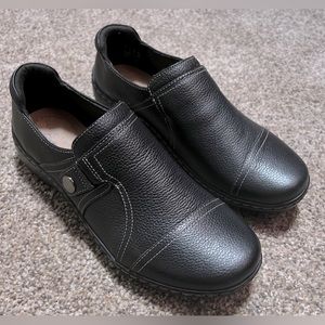 Women's New Clarks Cora Poppy Black Leather Loafers - Size 8